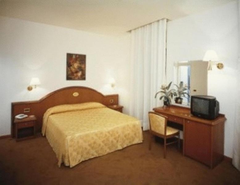 Hotel Europa อูดิเน ภายนอก รูปภาพ
